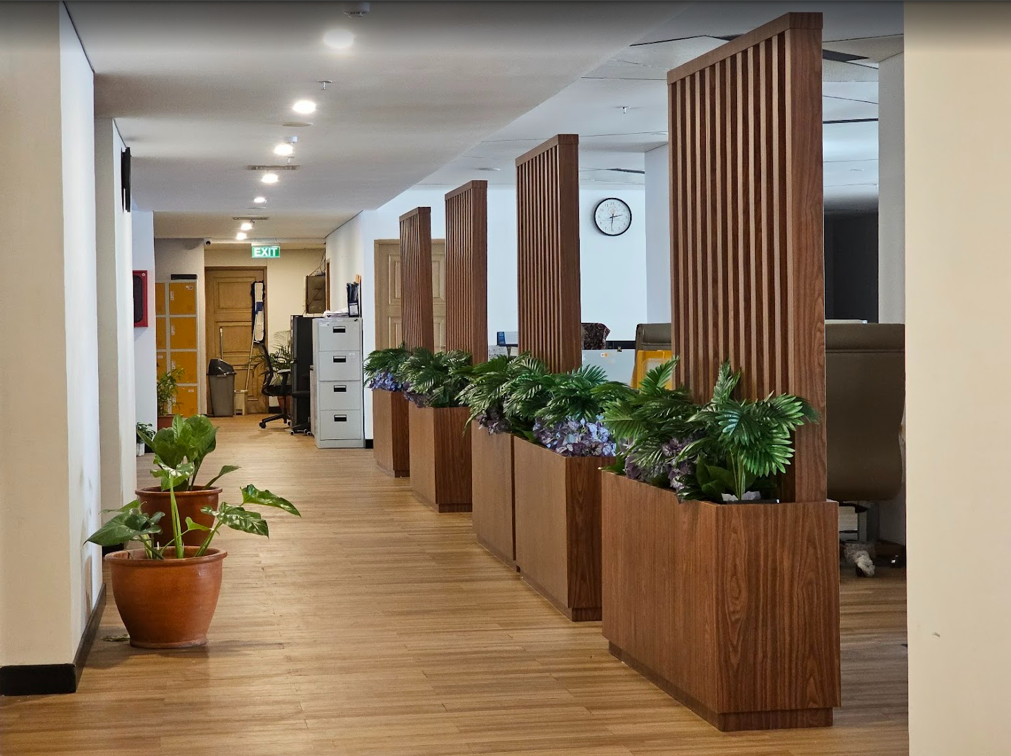 Proyek Kisi-kisi Kayu di Kantor oleh IMEJZ